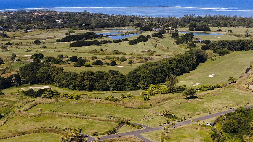 domaine golfique, golf ile maurice, bel ombre, lac golf, arbres vert, terrain de golf