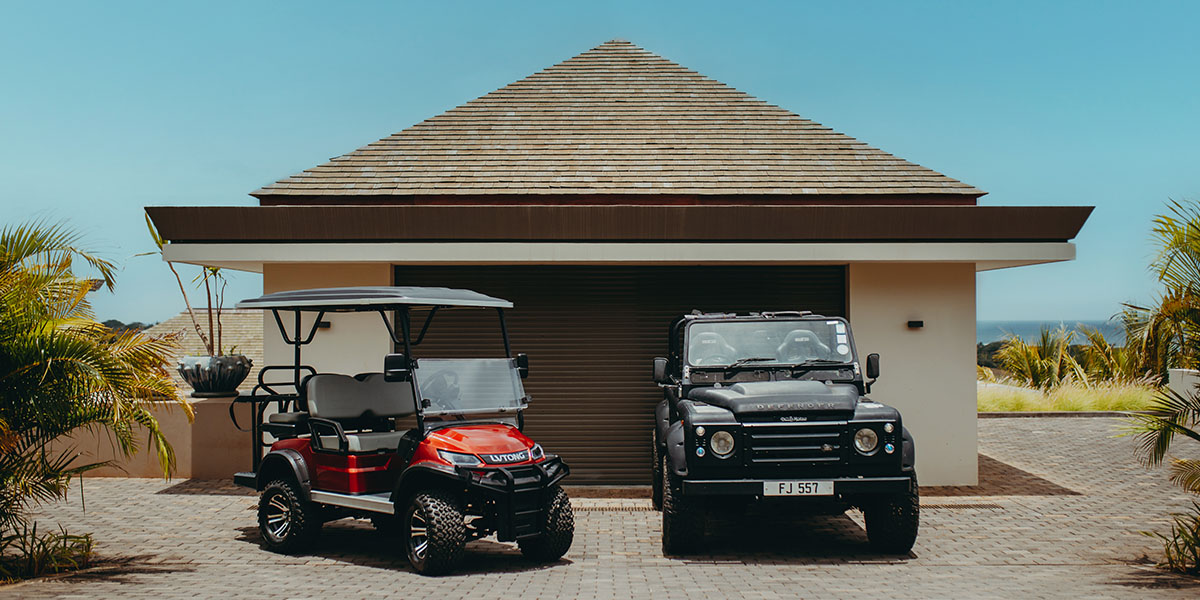 Vehicules devant les villa